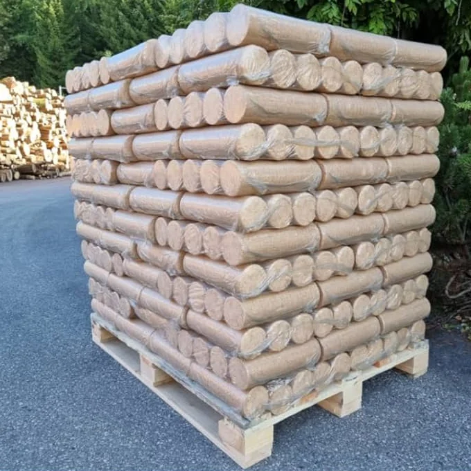 Bricchette di legno impilate