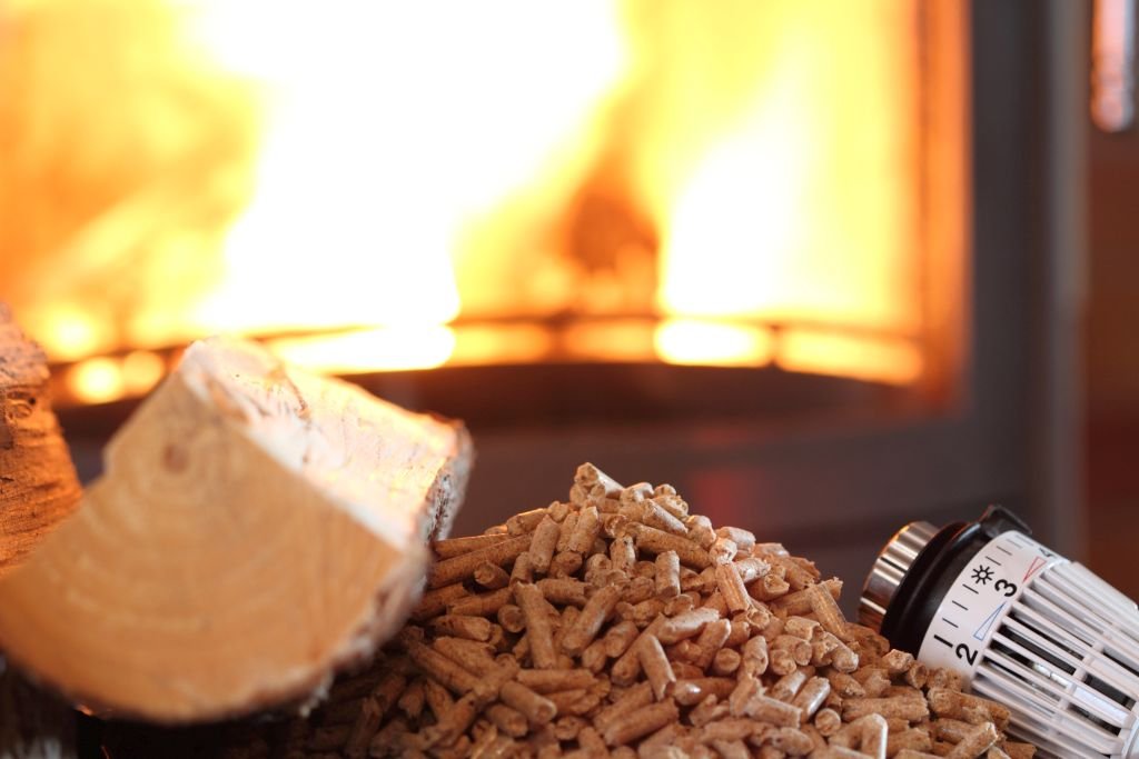 Legna accatastata, un sacco di pellet e bricchette